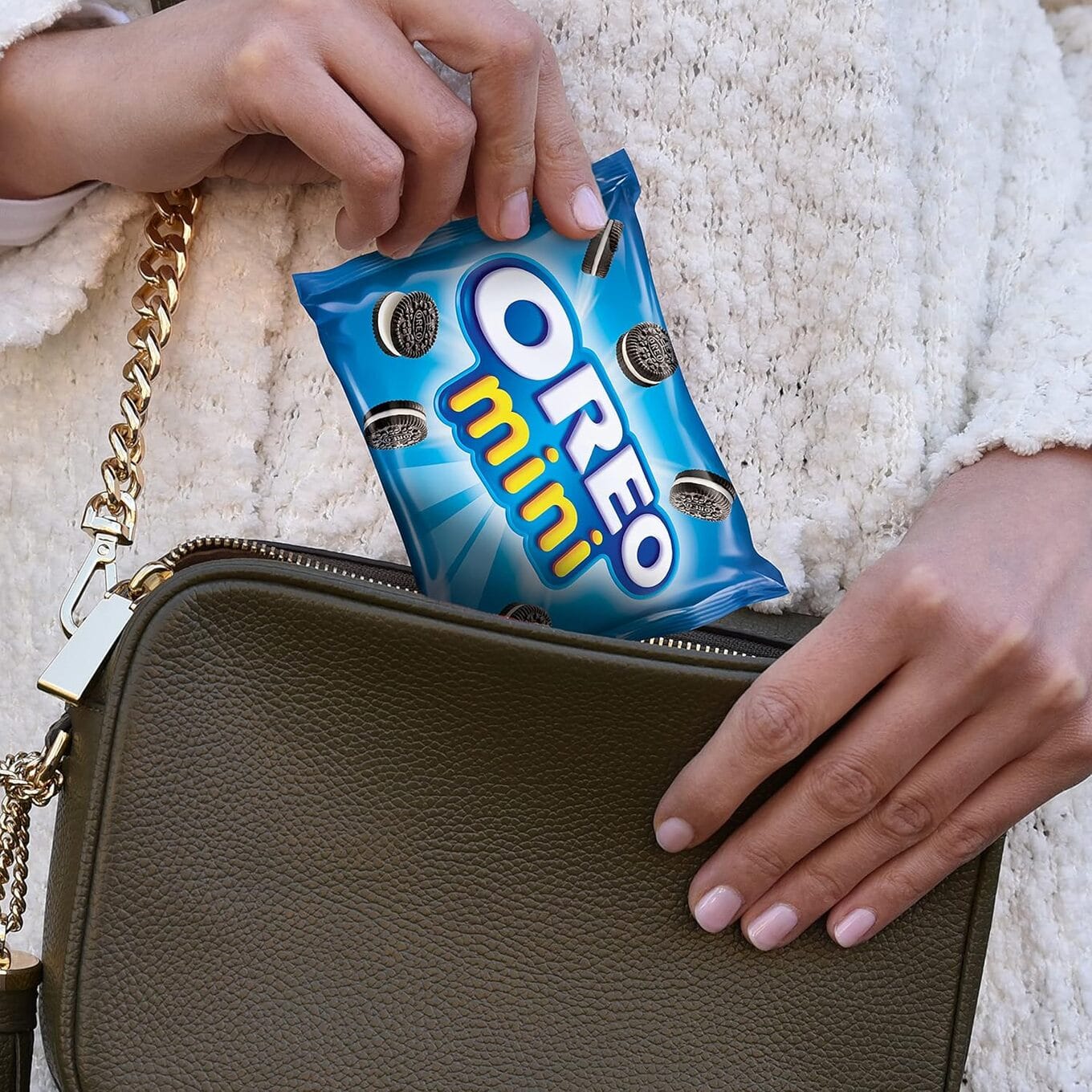  Oreo Mini being taken out of bag